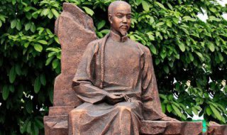 安博体育综合app注册：广场大型立体组合雕塑蕴含着城市丰厚的故事和深入的涵义